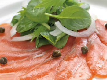 Salmón ahumado con alcaparras y cebollino fresco.