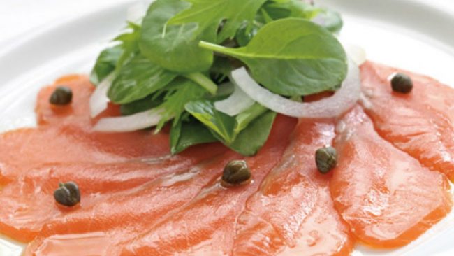 Salmón ahumado con alcaparras y cebollino fresco.